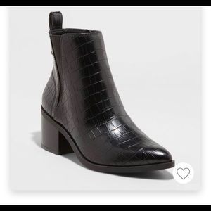 NWT Black faux snake skin booties-Size 8